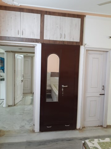 Building Lobby in 3 BHK Apartment at South City Arcade, Sector 41 – for Rent