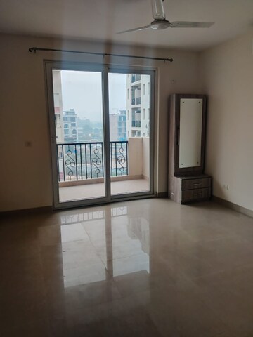 Room in 3 BHK Apartment at Emaar Palm Premier, Sector 77 – for Rent