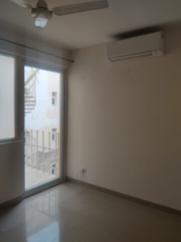 Room in 3 BHK Apartment at Emaar Palm Premier, Sector 77 – for Rent