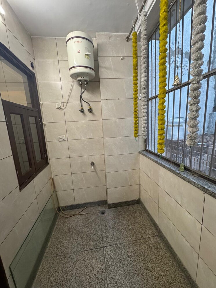 Bathroom, rajouri garden 3 Bedroom 1440 Sq.Ft. Builder Floor In Rajouri Garden Delhi 7932162