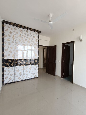 Room in 3 BHK Apartment at Omaxe Waterscapes, Gomti Nagar – for Rent