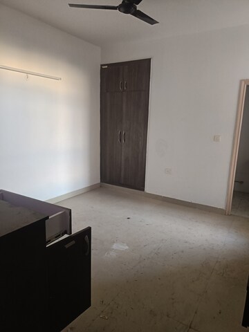Room in 2 BHK Apartment at Supertech Cape Town, Sector 74 – for Rent
