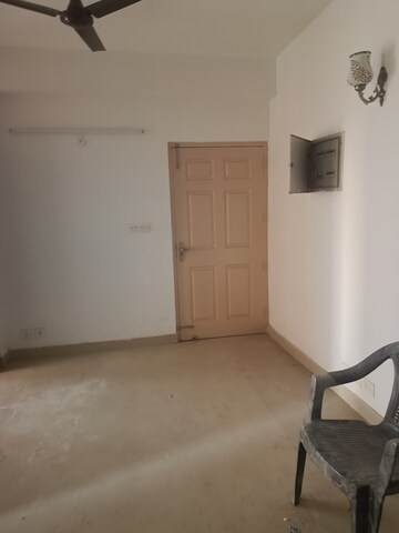 Room in 2 BHK Apartment at Supertech Cape Town, Sector 74 – for Rent