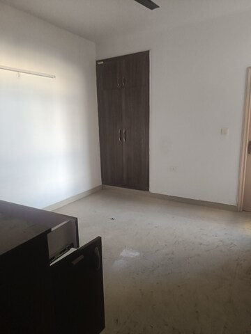 Room in 2 BHK Apartment at Supertech Cape Town, Sector 74 – for Rent