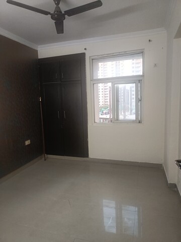Room in 2 BHK Apartment at Amrapali Silicon City, Sector 76 – for Rent