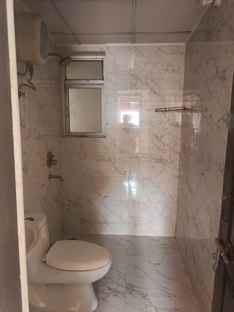 Bathroom, amrapali-silicon-city 2 Bedroom 1075 Sq.Ft. Apartment In Sector 76 Noida 7933125