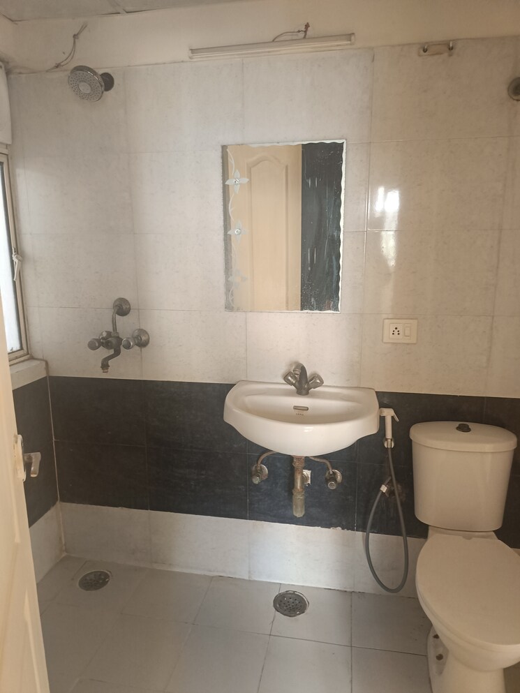 Bathroom, amrapali-silicon-city 3 Bedroom 1545 Sq.Ft. Apartment In Sector 76 Noida 7933134