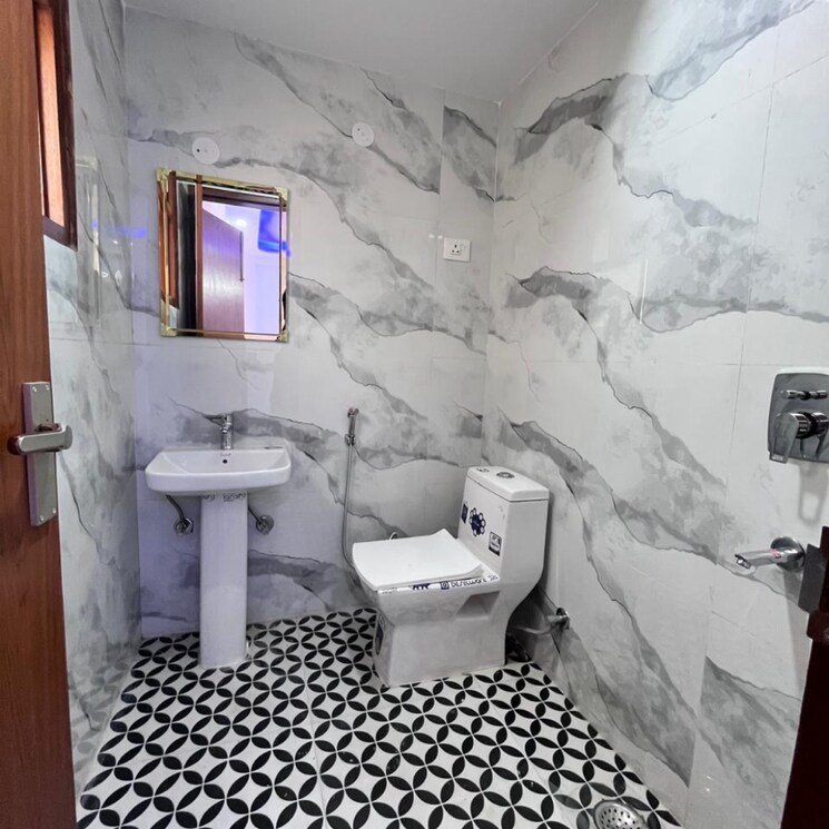 Bathroom, panchsheel vihar 4 Bedroom 140 Sq.Yd. Builder Floor In Panchsheel Vihar Delhi 7933218