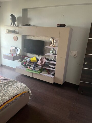 Furnished Amenities in 2 BHK Apartment at Amrapali Silicon City, Sector 76 – for Sale
