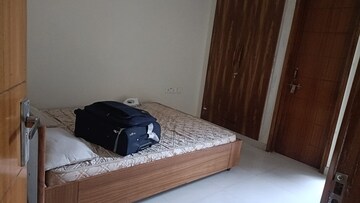 Room in 3 BHK Apartment at Amrapali Silicon City, Sector 76 – for Rent