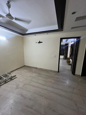 Room in 3 BHK Apartment at Paschim Vihar – for Rent