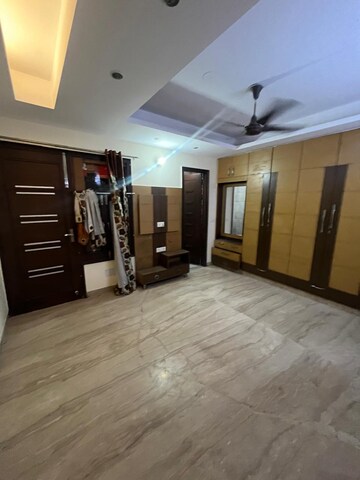 Room in 3 BHK Apartment at Paschim Vihar – for Rent