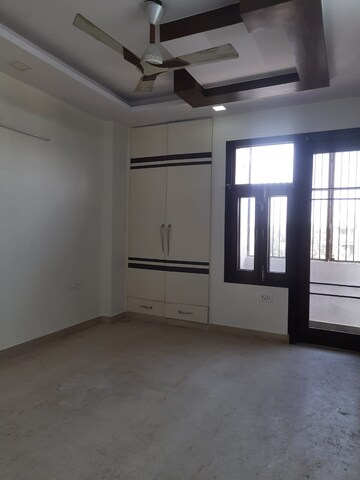 Room in 3 BHK Builder Floor at Paschim Vihar – for Rent