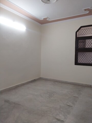 Room in 2.5 BHK Apartment at Paschim Vihar – for Rent