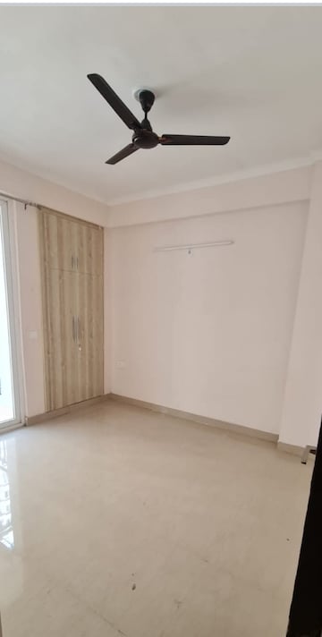 Room in 3 BHK Apartment at Amrapali Golf Homes, Sector 4, Greater Noida – for Rent