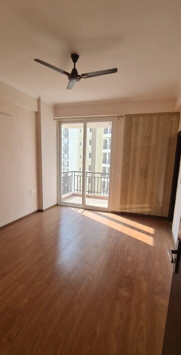 Room in 3 BHK Apartment at Amrapali Golf Homes, Sector 4, Greater Noida – for Rent