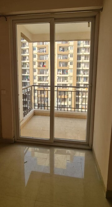 Room in 3 BHK Apartment at Amrapali Golf Homes, Sector 4, Greater Noida – for Rent