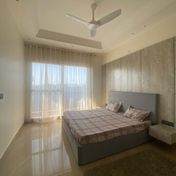 Room in 3 BHK Builder Floor at Amolik Aster Woods, Sector 98 – for Sale