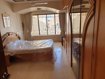 Bedroom in 2.5 BHK Apartment at Monalisa Apartments Cumbala Hill, Breach Candy – for Sale