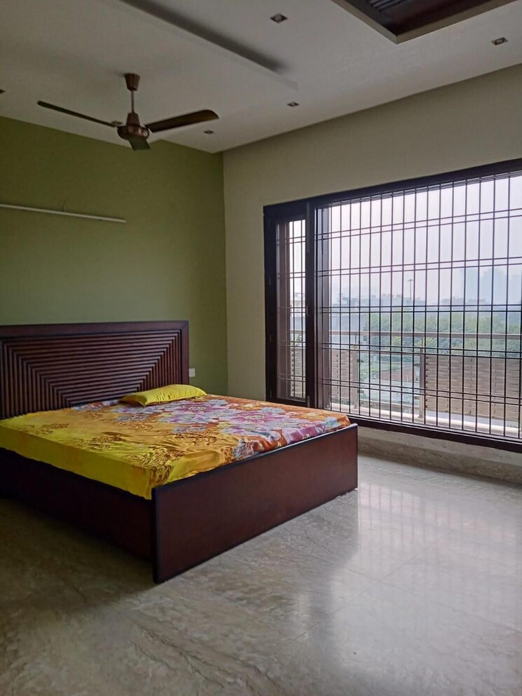 Bedroom, sector 30 5 Bedroom 300 Sq.Mt. Independent House In Sector 30 Noida 7934326