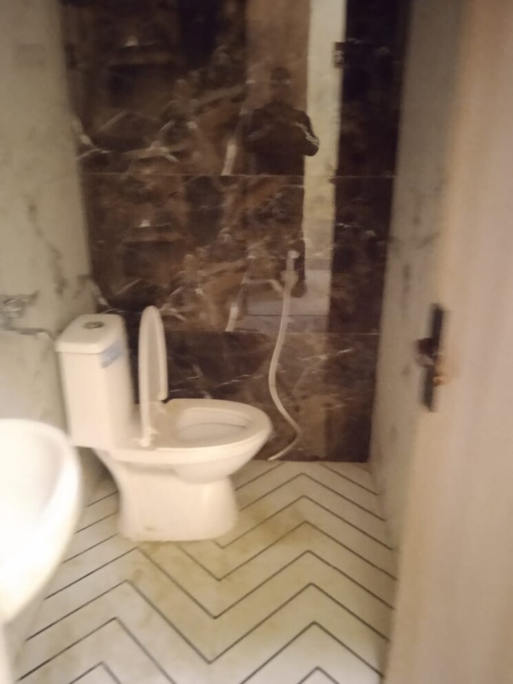 Bathroom, sector 30 5 Bedroom 300 Sq.Mt. Independent House In Sector 30 Noida 7934326