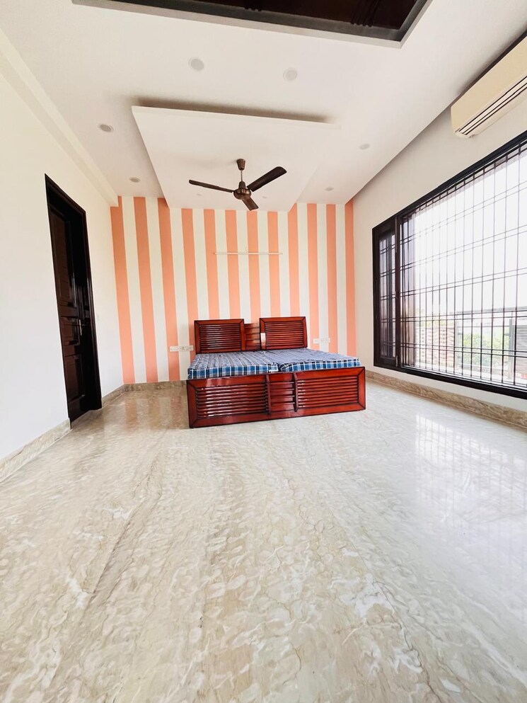 Bedroom, sector 30 5 Bedroom 300 Sq.Mt. Independent House In Sector 30 Noida 7934326