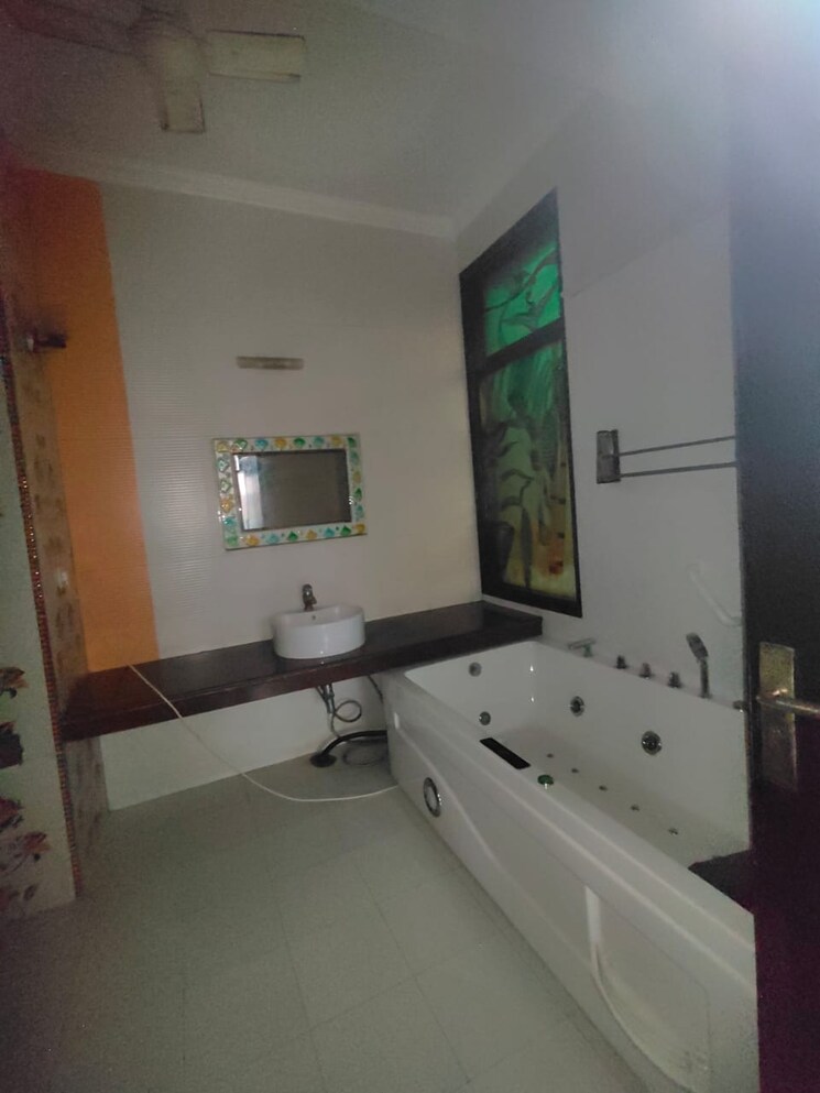 Master Bedroom, sector 36 6+ Bedroom 300 Sq.Mt. Independent House In Sector 36 Noida 7934448