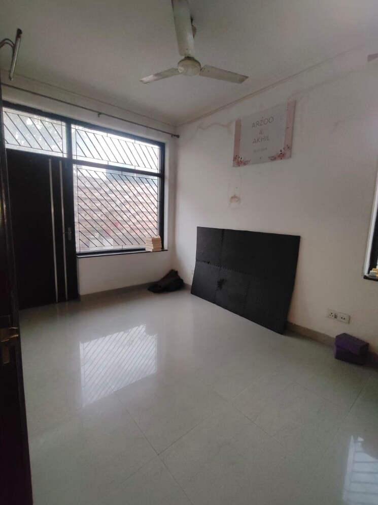 Room, sector 36 6+ Bedroom 300 Sq.Mt. Independent House In Sector 36 Noida 7934448