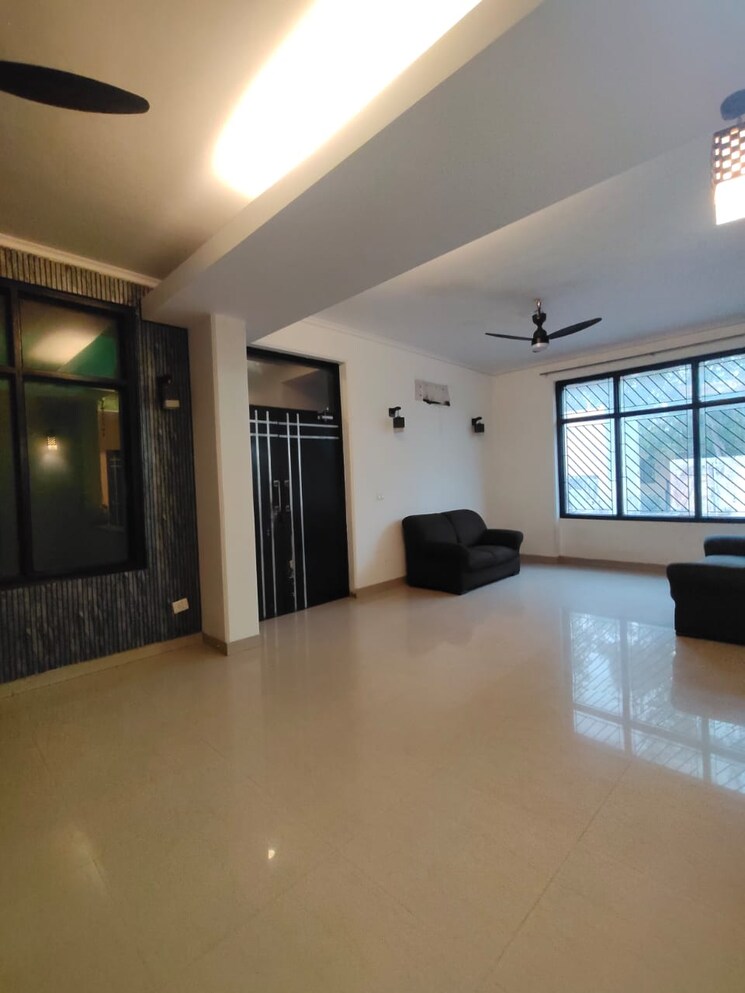 Living Room, sector 36 6+ Bedroom 300 Sq.Mt. Independent House In Sector 36 Noida 7934448