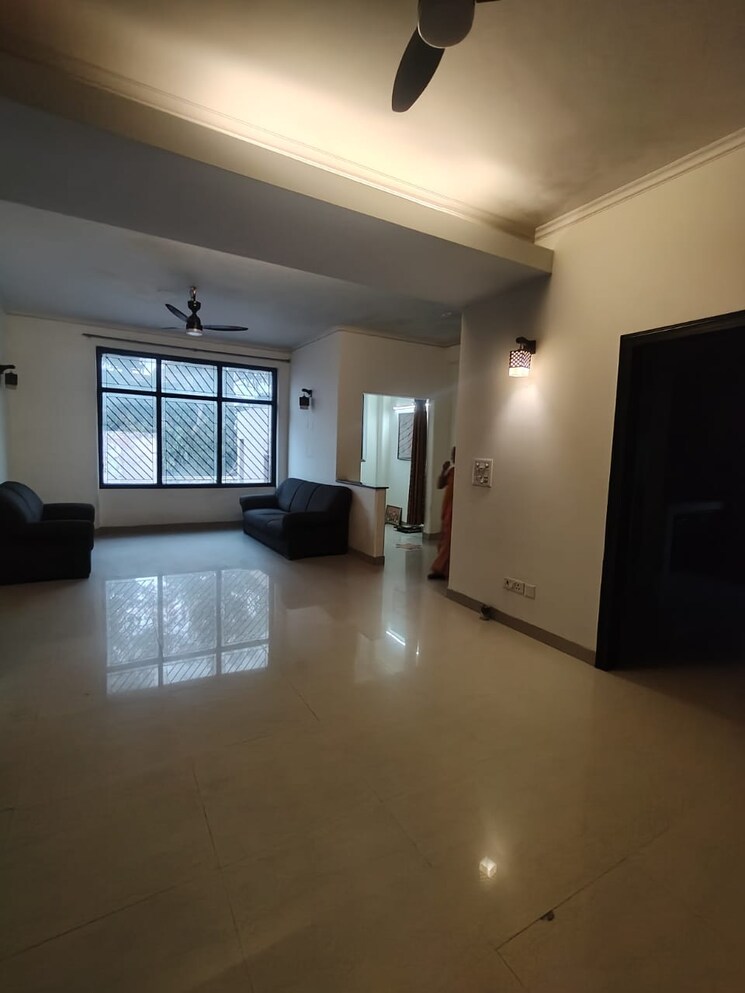 Room, sector 36 6+ Bedroom 300 Sq.Mt. Independent House In Sector 36 Noida 7934448