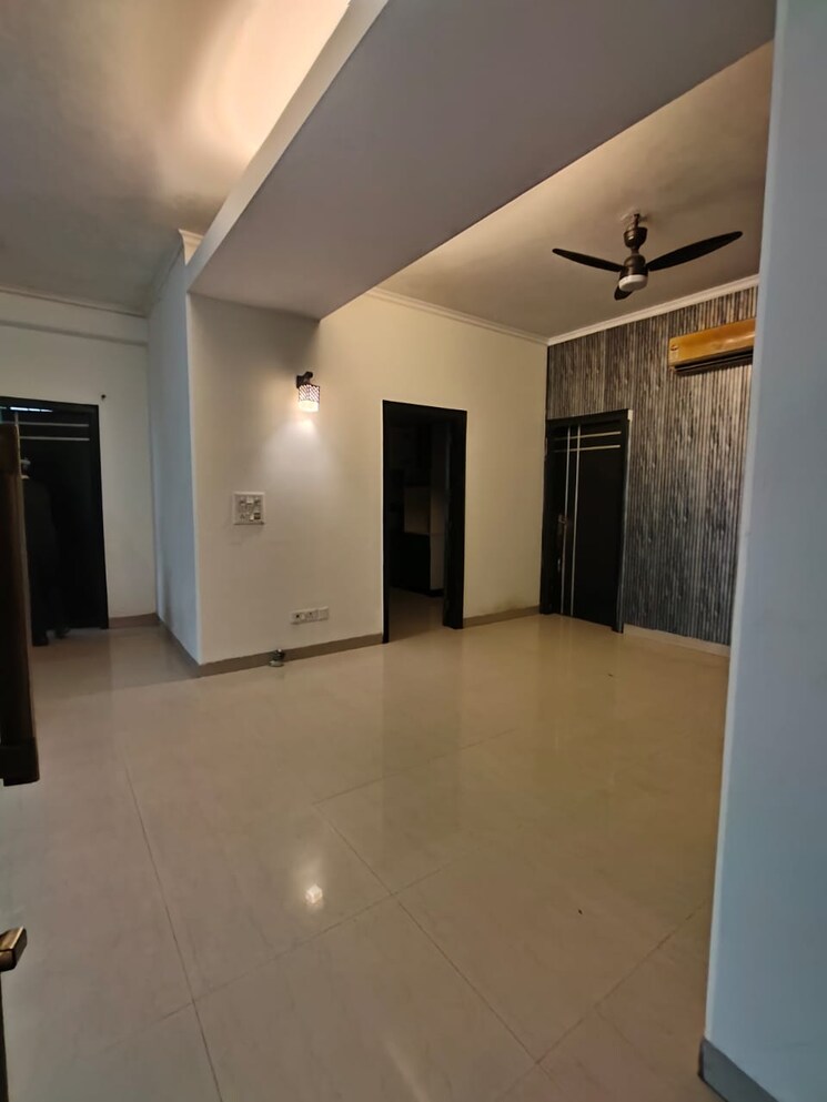 Room, sector 36 6+ Bedroom 300 Sq.Mt. Independent House In Sector 36 Noida 7934448