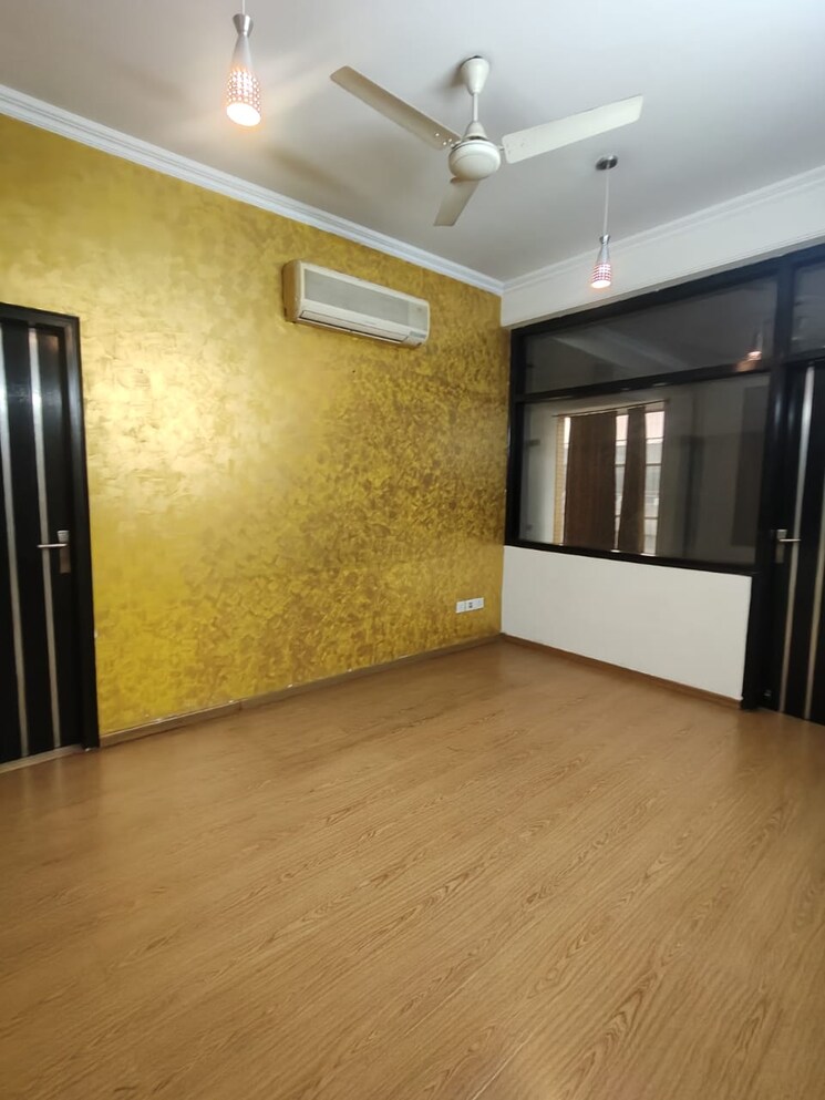 Room, sector 36 6+ Bedroom 300 Sq.Mt. Independent House In Sector 36 Noida 7934448