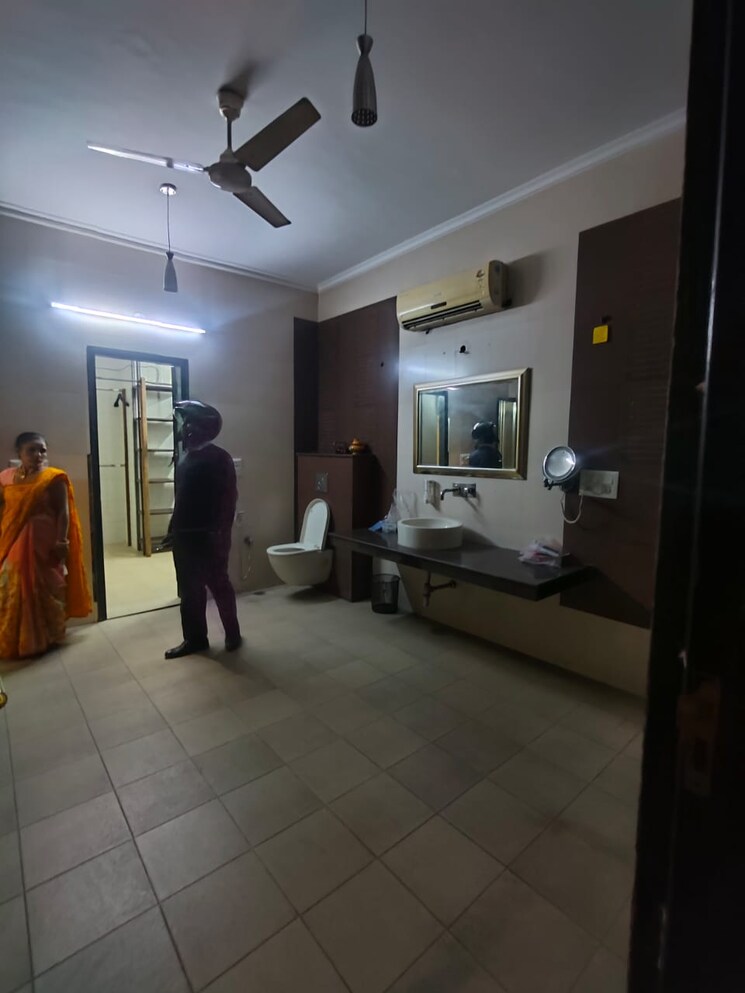 Master Bedroom, sector 36 6+ Bedroom 300 Sq.Mt. Independent House In Sector 36 Noida 7934448