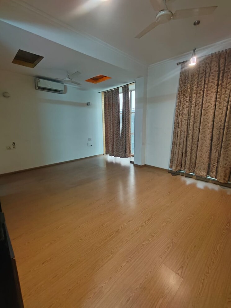 Room, sector 36 6+ Bedroom 300 Sq.Mt. Independent House In Sector 36 Noida 7934448