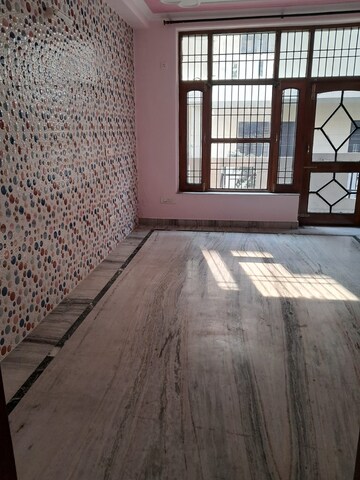 Room in 3 BHK Builder Floor at Sector 40 – for Rent