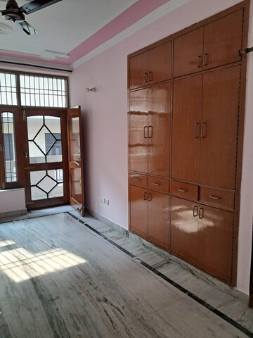 Room in 3 BHK Builder Floor at Sector 40 – for Rent