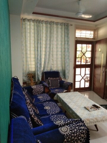Living Room in 2 BHK Apartment at Alkapuri – for Rent