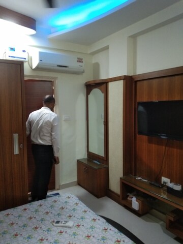 Room in 2 BHK Apartment at Alkapuri – for Rent