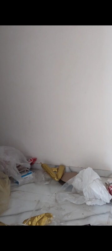 Room in 2.5 BHK Apartment at Geotech Pristine Avenue, Sector 16c Greater Noida – for Rent
