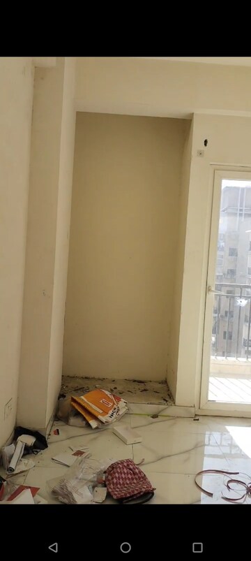 Room in 2.5 BHK Apartment at Geotech Pristine Avenue, Sector 16c Greater Noida – for Rent