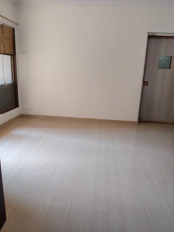 Room in 2 BHK Apartment at Ajmera Beverly Hills and Royal Empire, Andheri West – for Rent