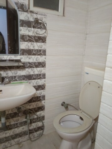 Bathroom in 2 BHK Apartment at Alkapuri – for Rent