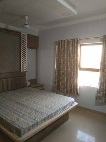 Bedroom in 2 BHK Apartment at Alkapuri – for Rent