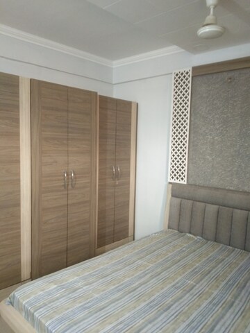 Room in 2 BHK Apartment at Alkapuri – for Rent