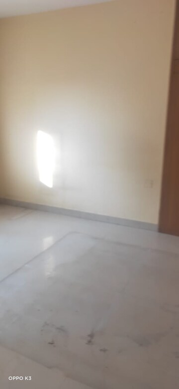 Room in 2.5 BHK Apartment at Betwa Apartment, Gomti Nagar – for Sale