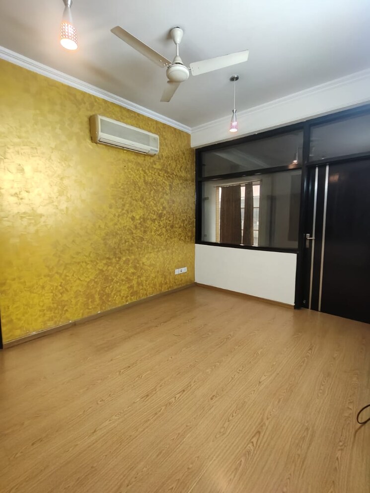 Room, sector 52 6 Bedroom 200 Sq.Mt. Independent House In Sector 52 Noida 7934678