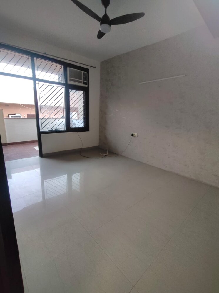 Room, sector 52 6 Bedroom 200 Sq.Mt. Independent House In Sector 52 Noida 7934678