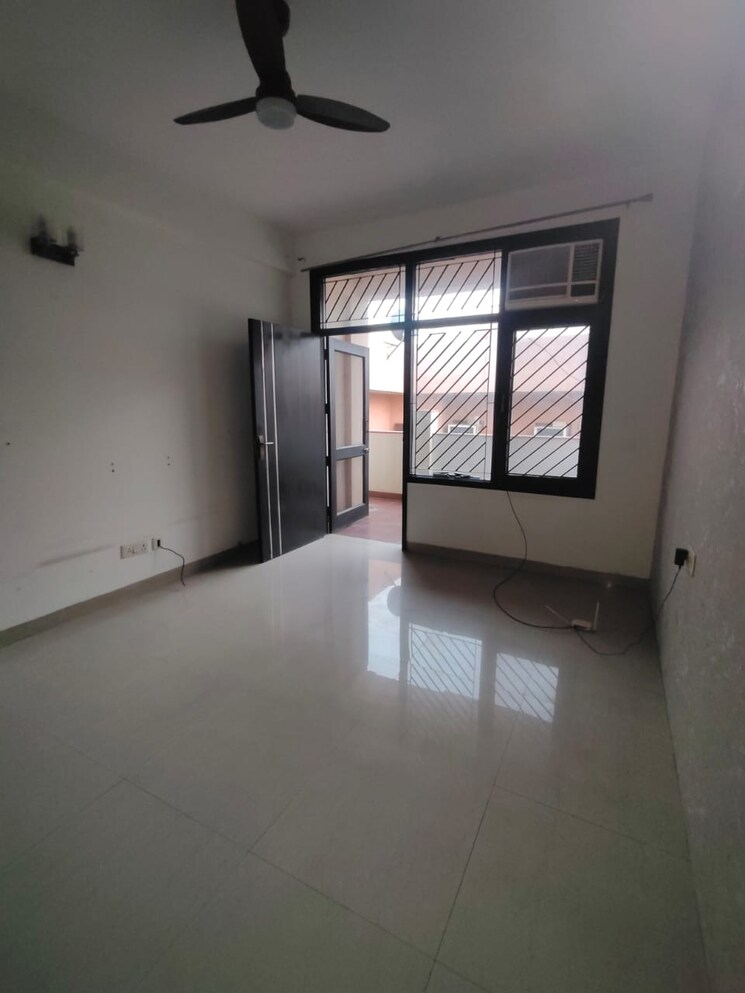Room, sector 52 6 Bedroom 200 Sq.Mt. Independent House In Sector 52 Noida 7934678