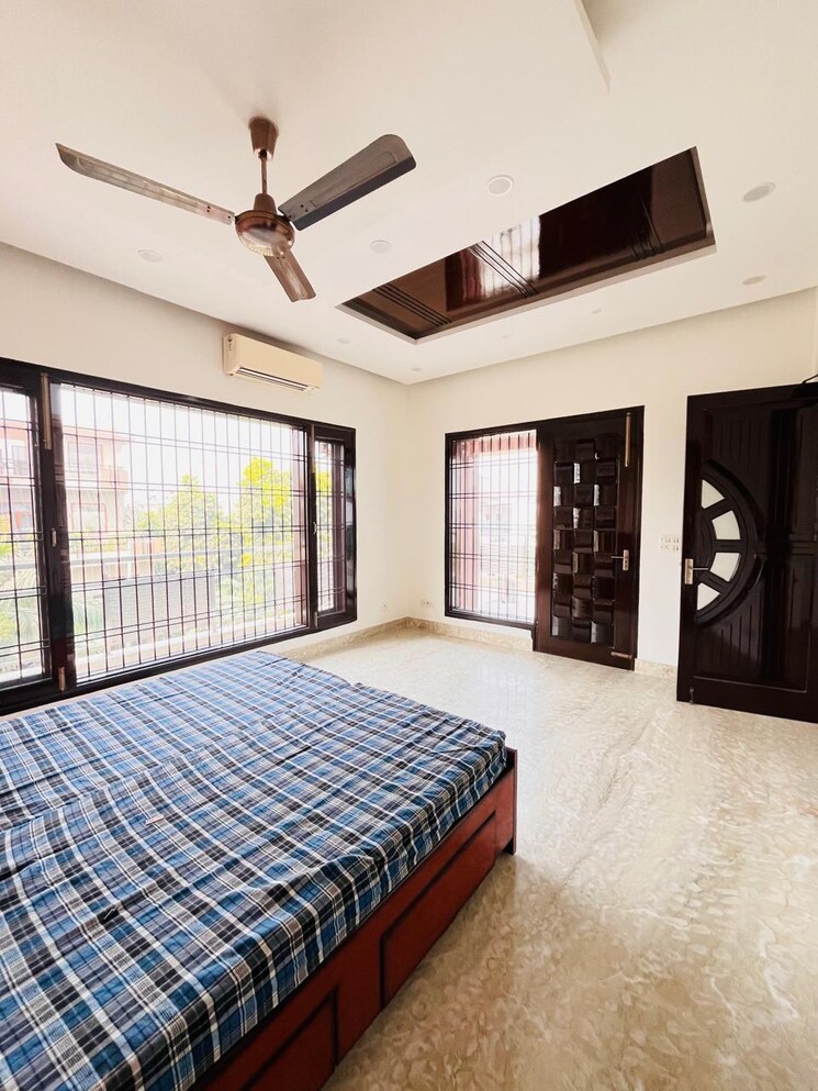 Bedroom, sector 40 6 Bedroom 200 Sq.Mt. Independent House In Sector 40 Noida 7934725