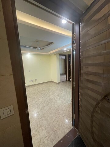 Room in 2 BHK Builder Floor at Sector 57 – for Rent